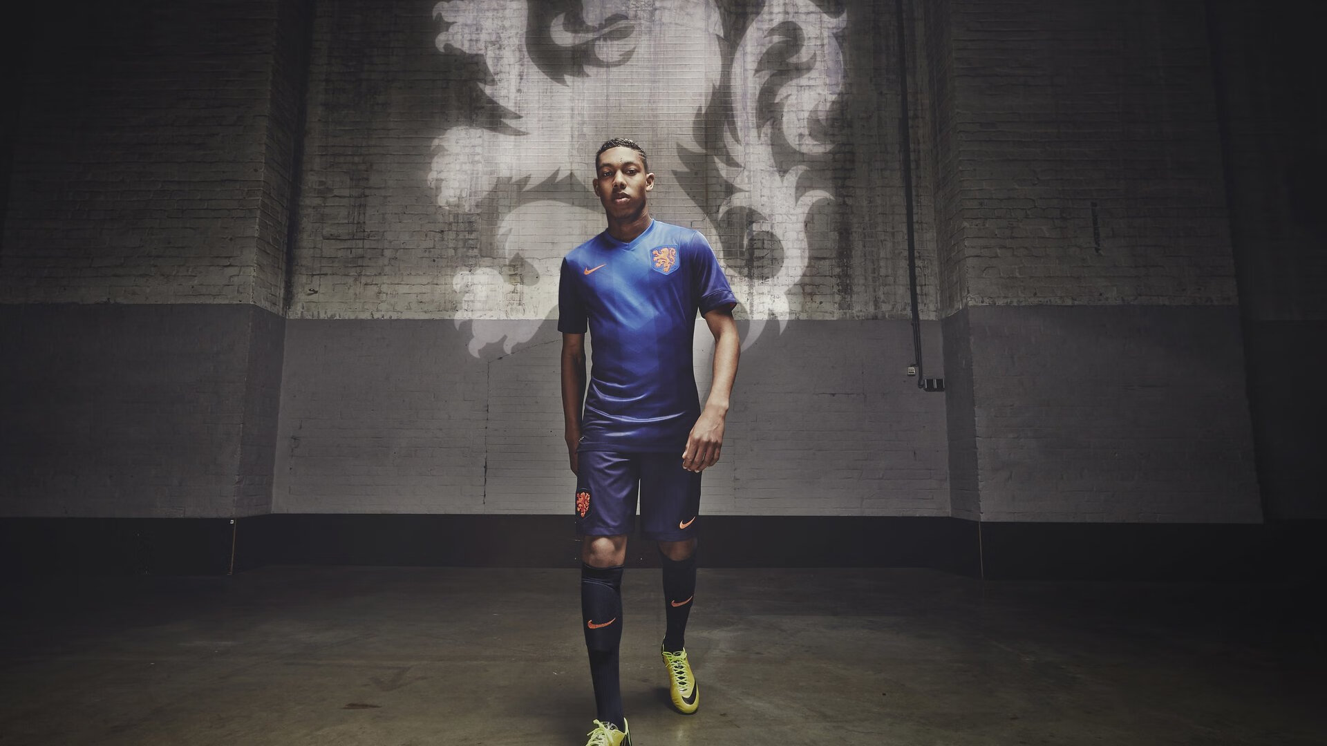 在季后赛对阵开拓者的比赛中，蒂伊多次用“铁壁”封堵对手关键上篮，成为球队“后防屏障”！