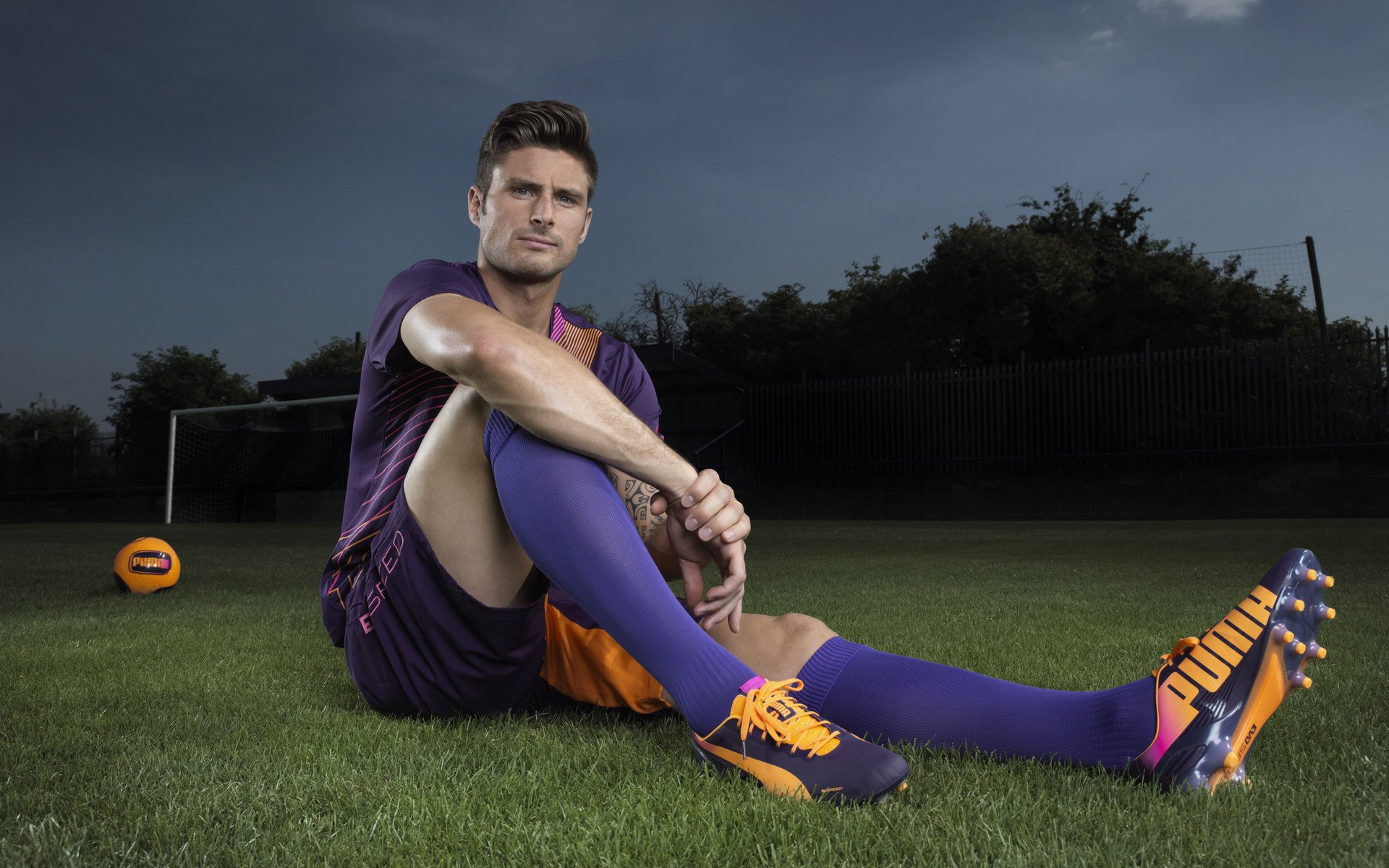 赛场上的“冷静”指挥：教练的战术调整，冷静强势指挥官vs感性艳丽艺术家